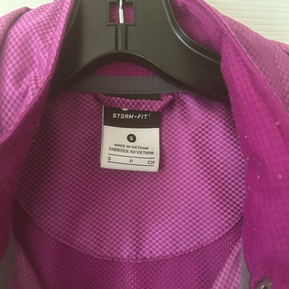 Super Cute, Nike Magenta Wind Breaker Form Fitted, Excellent Shape, 2 way Zipper - Picture 14 of 14